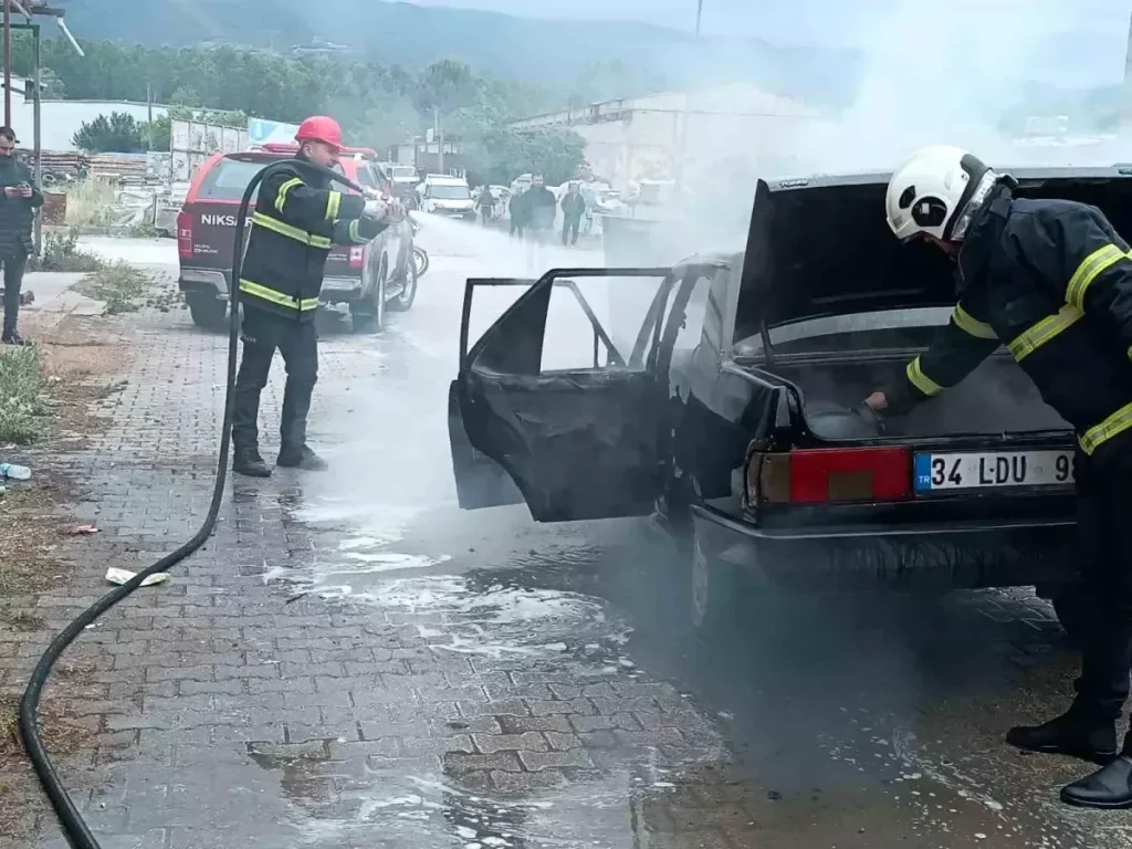Otomobil Yangını: Malatya’da Sürücü Kendi Kendine Söndürdü
